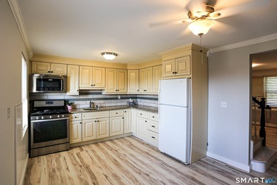 Rare find! This beautifully renovated, move-in ready 2-bedroom - photo 2