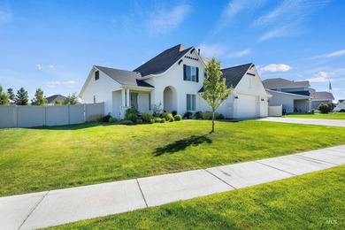 Welcome Home to this Carriage Hill Beauty! As you enter this - photo 2