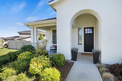 Welcome Home to this Carriage Hill Beauty! As you enter this - photo 3
