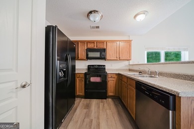 Fresh paint, move-in ready condition, and a low-maintenance - photo 6