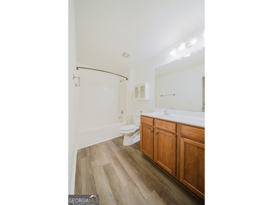 Fresh paint, move-in ready condition, and a low-maintenance - photo 9