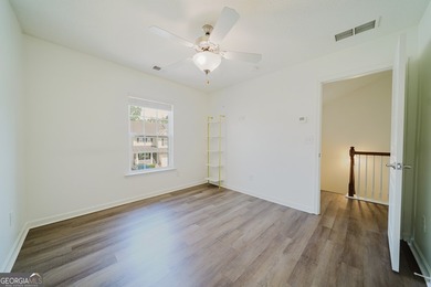 Fresh paint, move-in ready condition, and a low-maintenance - photo 10