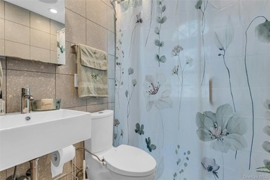 Welcome to this beautifully appointed four-bedroom - photo 16