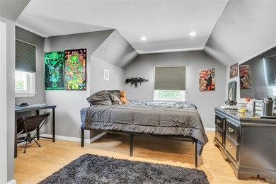 Welcome to this beautifully appointed four-bedroom - photo 17