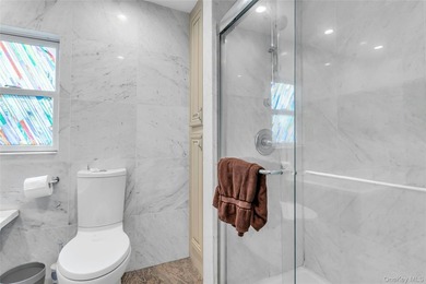 Welcome to this beautifully appointed four-bedroom - photo 19
