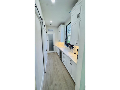 Beautifully upgraded newly built custom estate home located in - photo 29