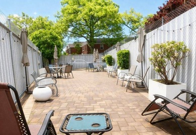 Completely renovated and sun-filled 1Br apartment featuring a - photo 3