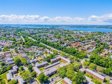 Welcome to this beautifully renovated 2 bedroom, 1 bathroom - photo 13