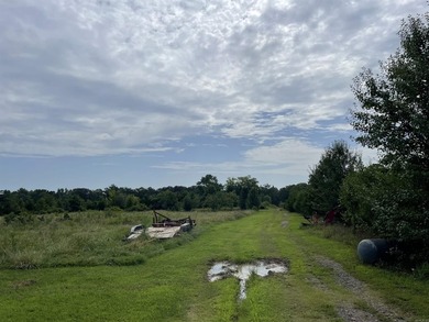 House with a barn and 2.90 Acres!! Fenced property and a small - photo 11