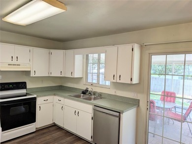 Location, Location, Location Move and ready 3-bedroom, 2-bath - photo 36