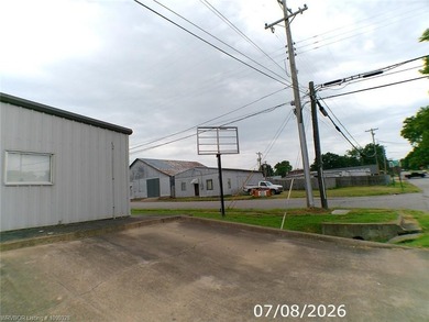 Close to the center of town. 3,200 sq ft office space, contains - photo 4