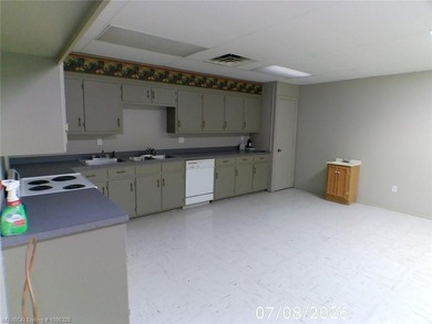 Close to the center of town. 3,200 sq ft office space, contains - photo 7