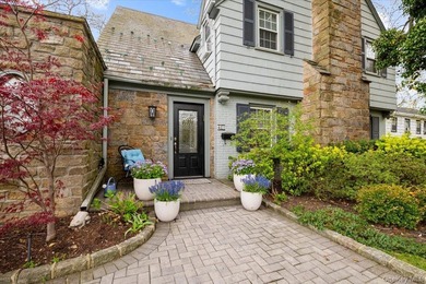 Welcome to this lovely side hall colonial boasting 4 bedrooms, 3 - photo 2