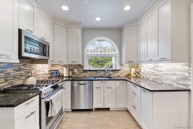 Welcome to this lovely side hall colonial boasting 4 bedrooms, 3 - photo 9