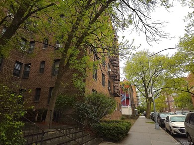 Two Bedrooms Co-op Unit in Great Location! Hardwood Floors - photo 2