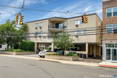 A commuters delight! This top floor 2 bedroom condo located in - photo 1