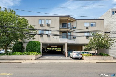 A commuters delight! This top floor 2 bedroom condo located in - photo 2