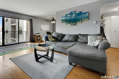 A commuters delight! This top floor 2 bedroom condo located in - photo 5