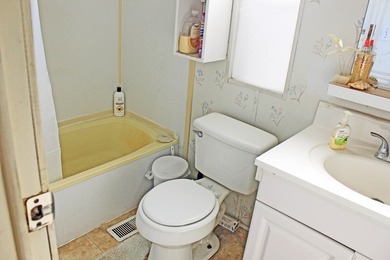 3/2 on .30 Acre. Well Cared for 1994 Home with Great Room - photo 14