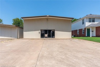 3200 SQ foot, Heated and Cooled commercial building, with Great - photo 1