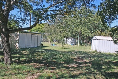 3/2 on .30 Acre. Well Cared for 1994 Home with Great Room - photo 22