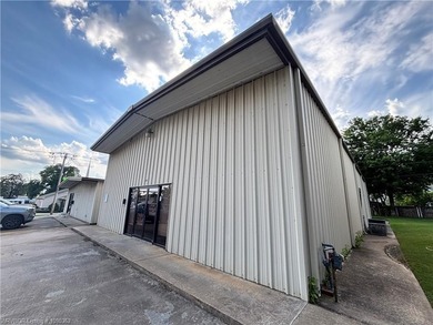 3200 SQ foot, Heated and Cooled commercial building, with Great - photo 8