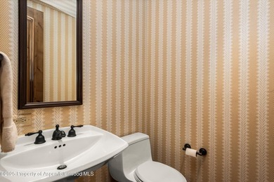 Welcome to The Silver Pine, an elegant mountain retreat just 1.2 - photo 16