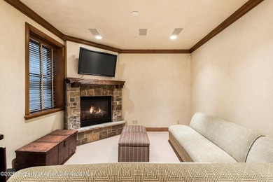 Welcome to The Silver Pine, an elegant mountain retreat just 1.2 - photo 27