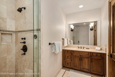 Welcome to The Silver Pine, an elegant mountain retreat just 1.2 - photo 32