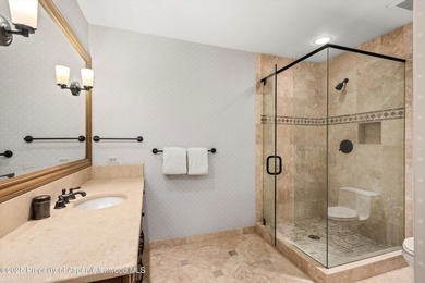 Welcome to The Silver Pine, an elegant mountain retreat just 1.2 - photo 34
