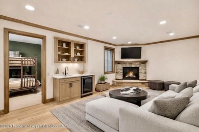 Welcome to The Silver Pine, an elegant mountain retreat just 1.2 - photo 43