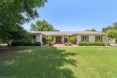 Gorgeous new listing on Free Ferry Circle. This estate-size home - photo 1