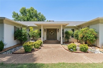 Gorgeous new listing on Free Ferry Circle. This estate-size home - photo 3