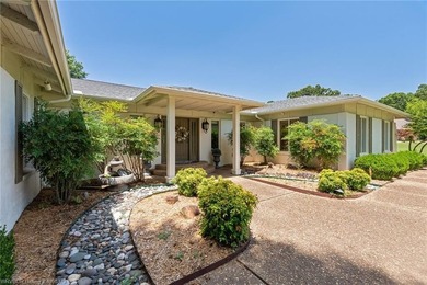 Gorgeous new listing on Free Ferry Circle. This estate-size home - photo 4