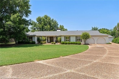 Gorgeous new listing on Free Ferry Circle. This estate-size home - photo 5