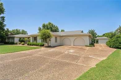 Gorgeous new listing on Free Ferry Circle. This estate-size home - photo 6