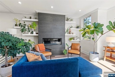 Beautiful, exceptionally bright, & meticulously maintained, this - photo 11