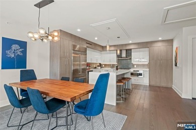Beautiful, exceptionally bright, & meticulously maintained, this - photo 12