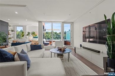 Beautiful, exceptionally bright, & meticulously maintained, this - photo 14