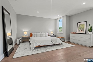 Beautiful, exceptionally bright, & meticulously maintained, this - photo 18