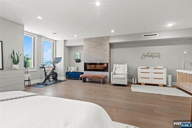 Beautiful, exceptionally bright, & meticulously maintained, this - photo 19