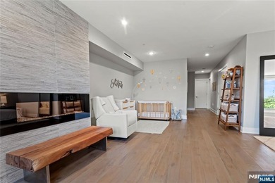 Beautiful, exceptionally bright, & meticulously maintained, this - photo 20