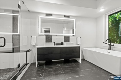 Beautiful, exceptionally bright, & meticulously maintained, this - photo 21