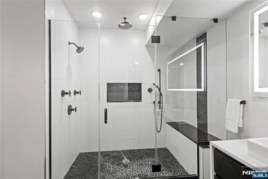 Beautiful, exceptionally bright, & meticulously maintained, this - photo 22