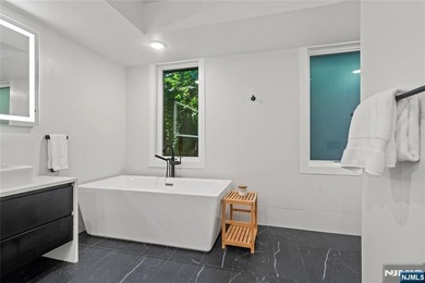 Beautiful, exceptionally bright, & meticulously maintained, this - photo 23