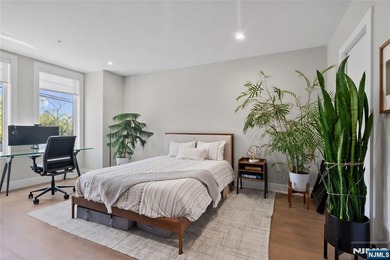 Beautiful, exceptionally bright, & meticulously maintained, this - photo 27