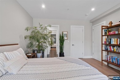Beautiful, exceptionally bright, & meticulously maintained, this - photo 29