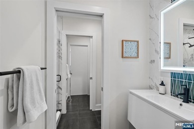 Beautiful, exceptionally bright, & meticulously maintained, this - photo 31