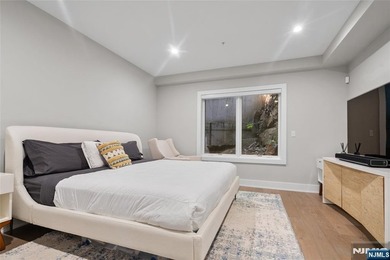 Beautiful, exceptionally bright, & meticulously maintained, this - photo 33