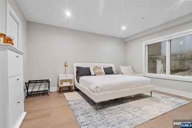 Beautiful, exceptionally bright, & meticulously maintained, this - photo 34